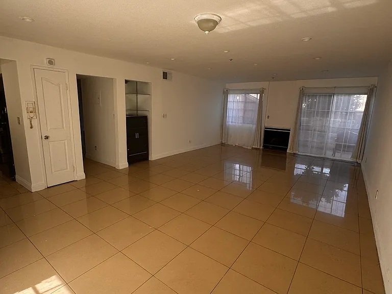 415 W Lexington Dr #2 — Photo 3