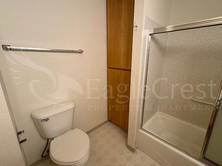 542 E Chestnut St — Photo 37