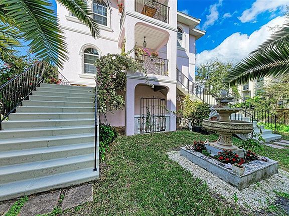 4th image of 282 Santa Maria St