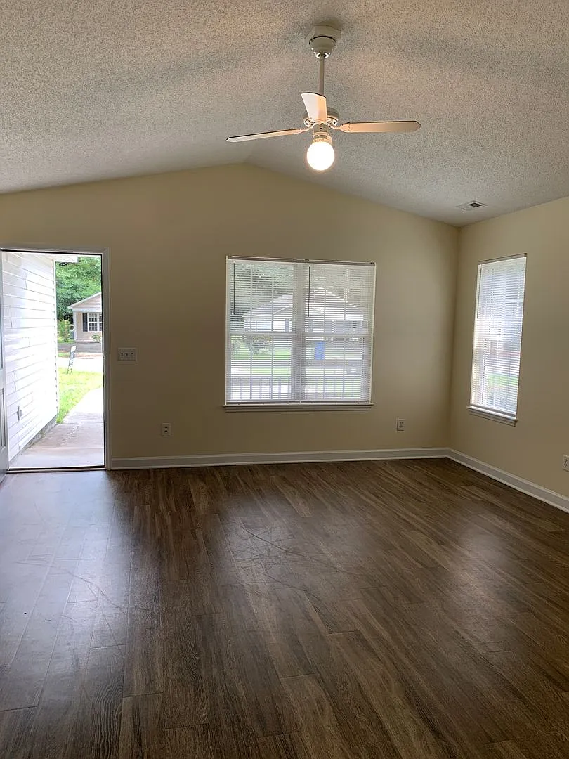 3 Bedroom 2 Bath House Available on Hillsdale Drive — Photo 3