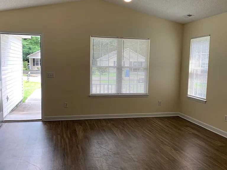 314 Hillsdale Dr — Photo 3