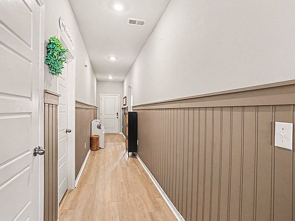 5th image of 186 Saddle St