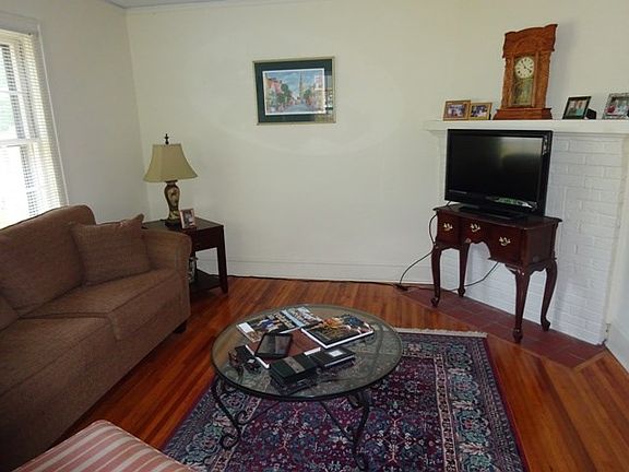 3rd image of 222 Henrietta Ave E