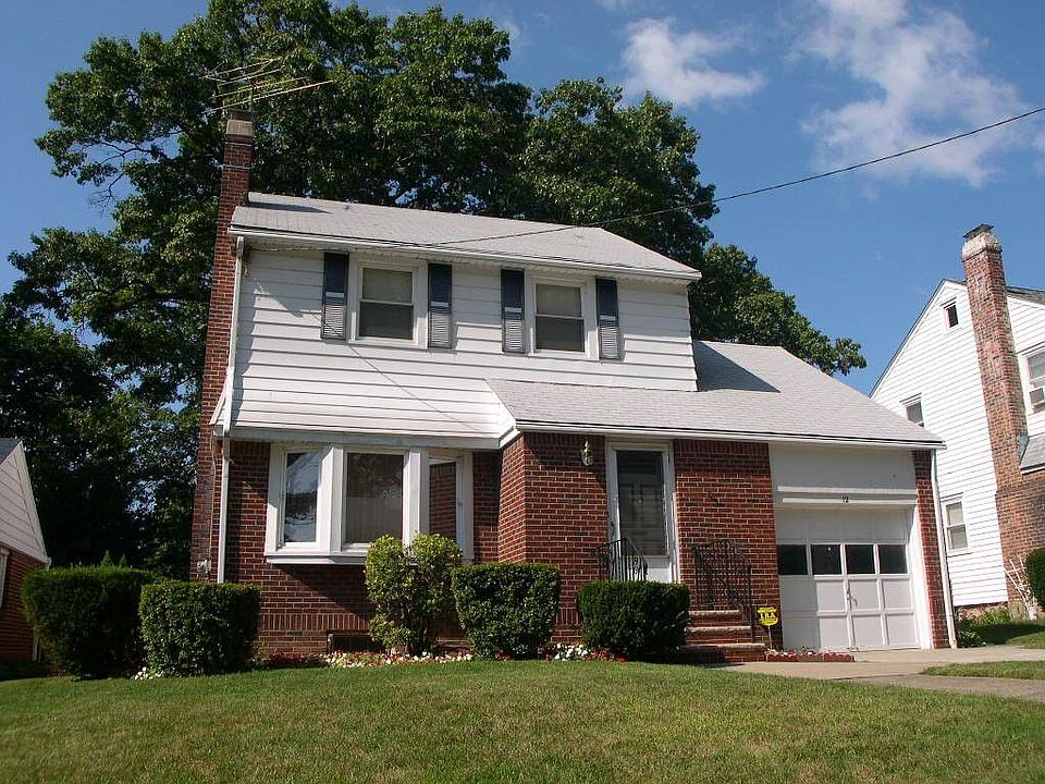 Solid Colonial in Oakview School District