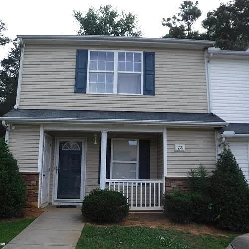4 bed, 1380 sqft, $1,700 — Photo 1