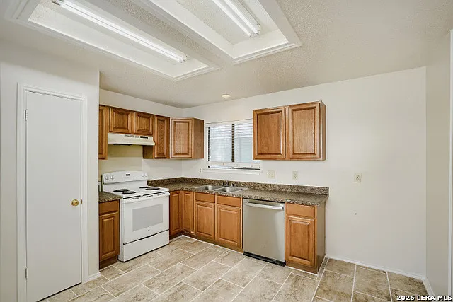 3 bed, 2.0 bath, 1166 sqft, $1,450 — Photo 4