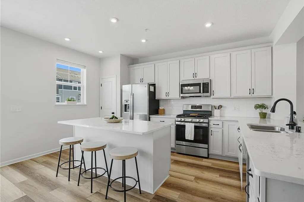 3 bed, 1932 sqft, $2,695 — Photo 1