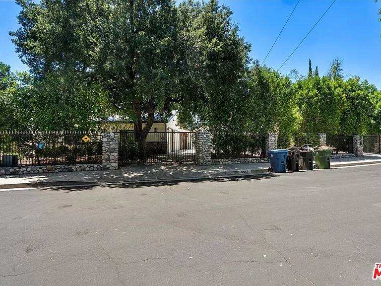 22954 Collins St — Photo 28