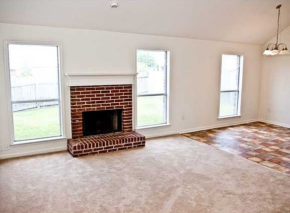 Precious split plan home located on a cul-de-sac on a no outlet street. Just one block from Spillway Road and all the amenities the Reservoir has to offer.