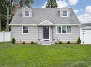 272 Well Ct, Seaford, NY 11783