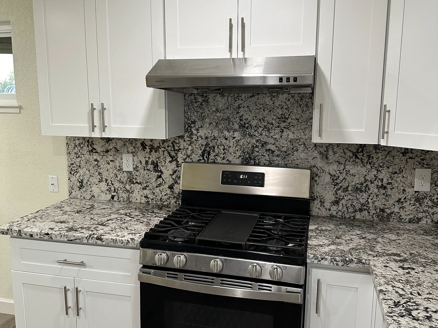 3 bed, 1000 sqft, $2,000 — Photo 2