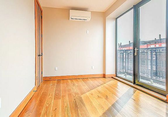 4th image of 855 Willoughby Ave #2L