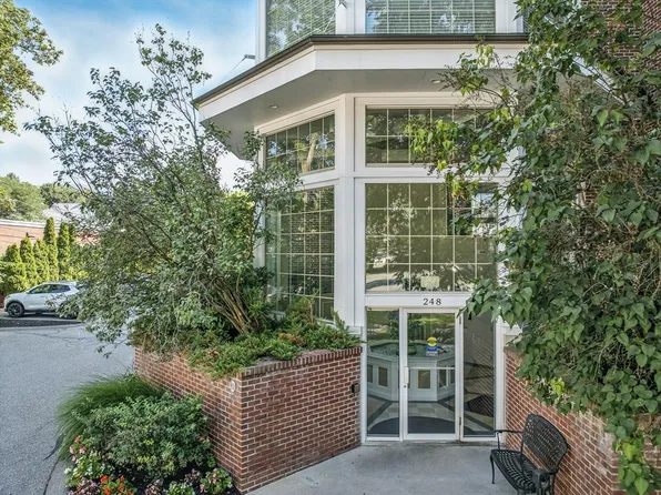 248 Albion St APT 211, Wakefield, MA 01880