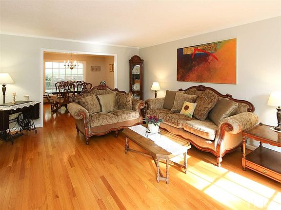 5th image of 631 Arlington St