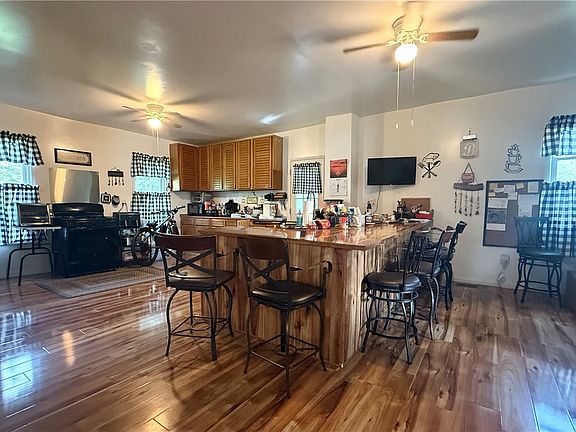 3rd image of 302 Diven Ave