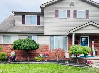 26406 Ursuline St, Saint Clair Shores, MI 48081