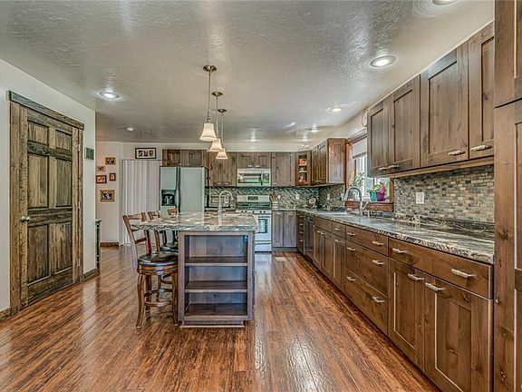 5th image of 701 Mill St
