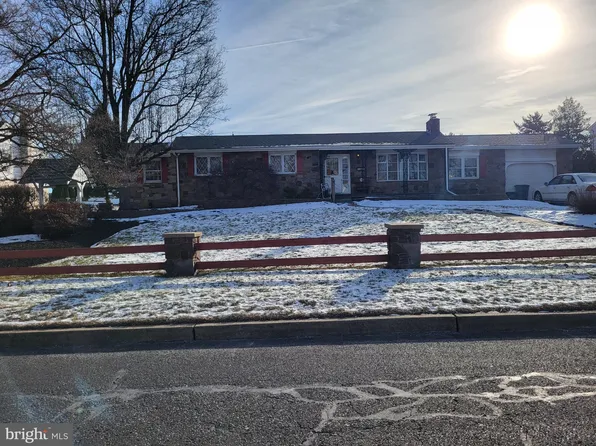 150 N Queen Anne Dr, Fairless Hills, PA 19030