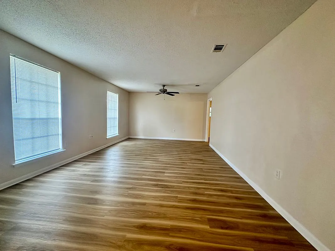3 bed, 2.0 bath, 1713 sqft, $2,000 — Photo 2