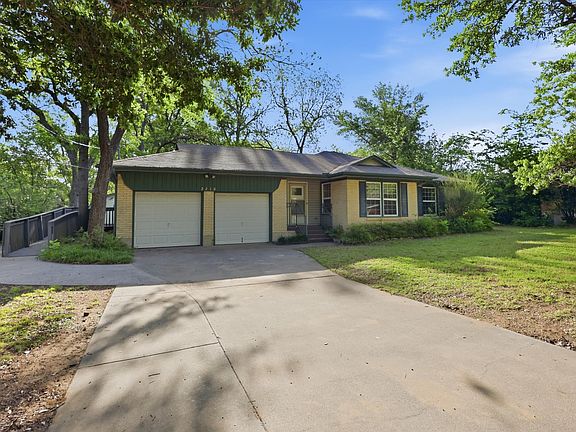 2nd image of 2210 Robinwood Ln