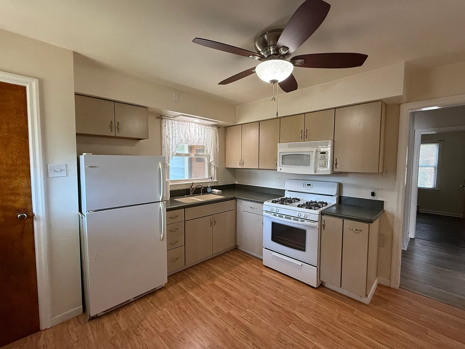 4 bed, 1138 sqft, $1,800 — Photo 4