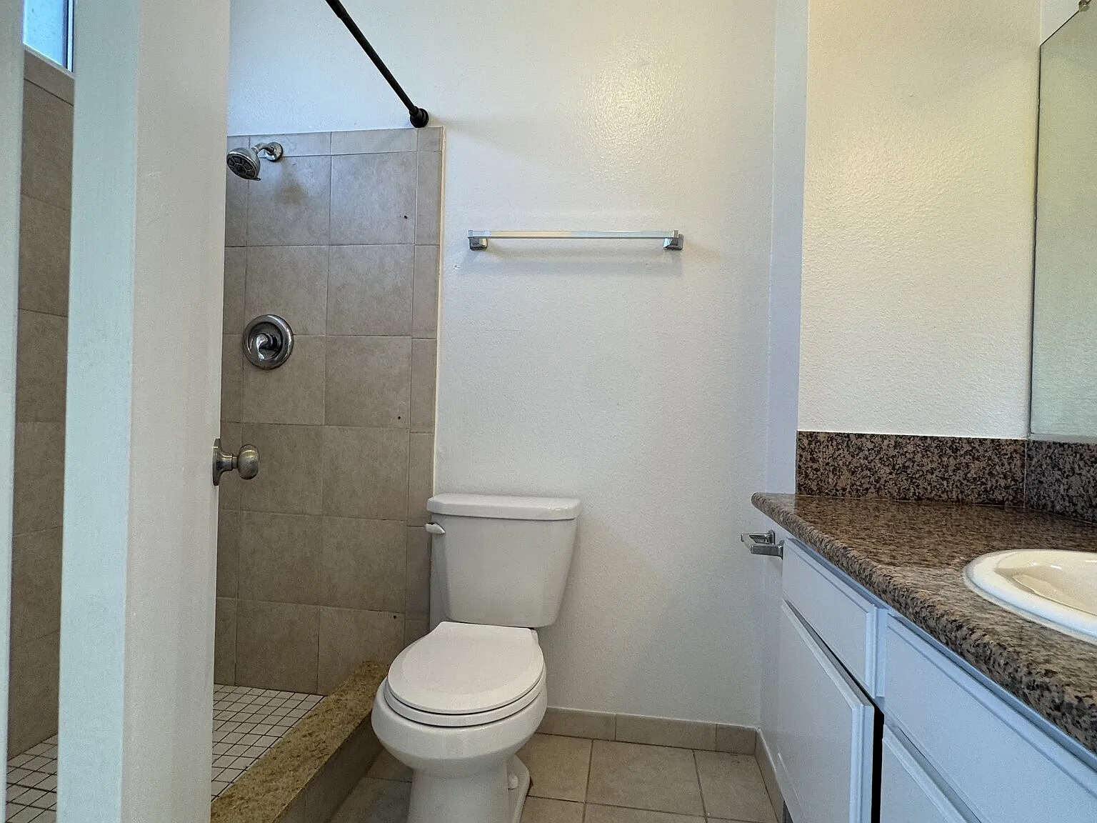 3 bedoom 2 full bath - 2 parking spaces Newly remodeled. — Photo 3
