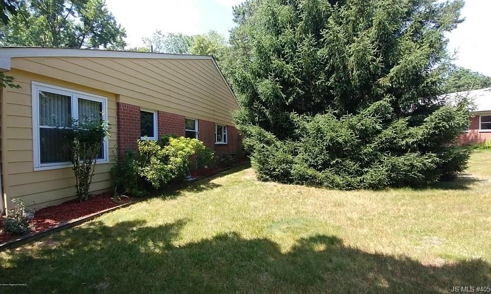 1st image of 14 Bennington Ln #B