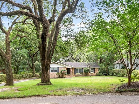 4th image of 3909 Hillcrest Ln