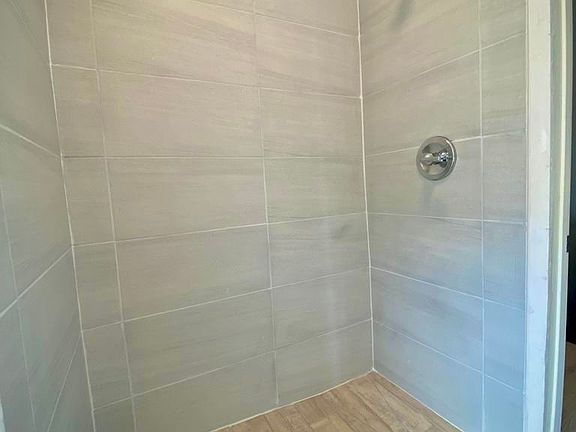 3rd image of 628 Greenfield Ave APT 1