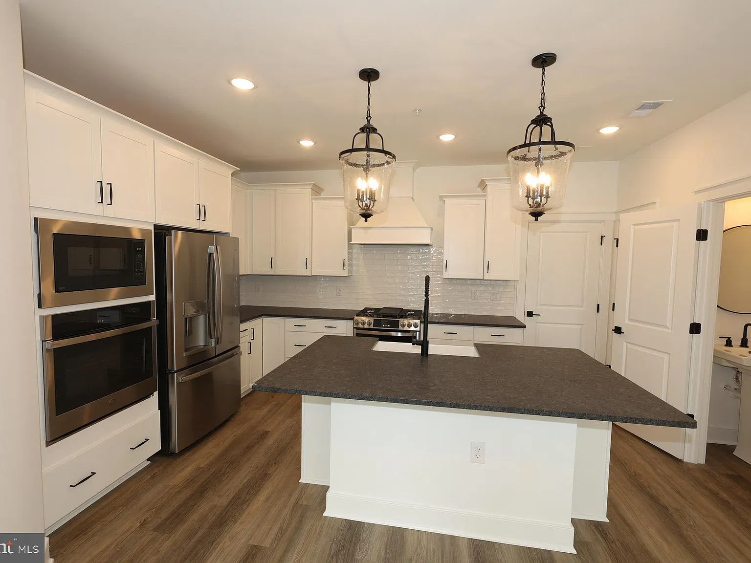 3 bed, 2.5 bath, 1618 sqft, $3,250 — Photo 4