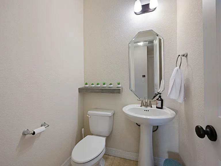 4627 Miramar Dr — Photo 17