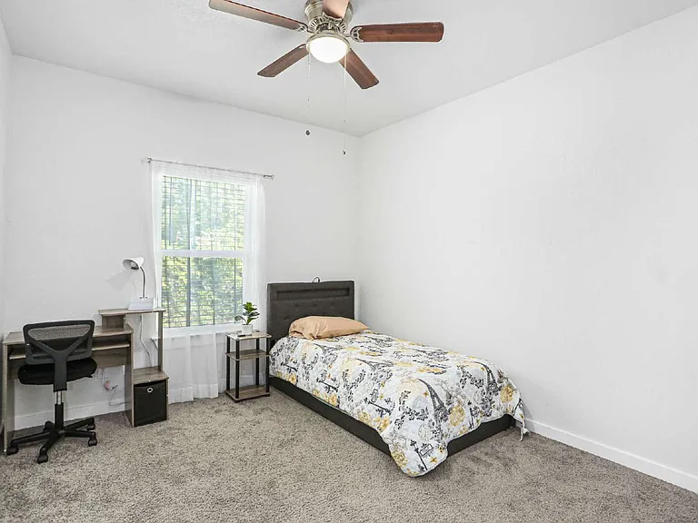 4 Oak Plz — Photo 20