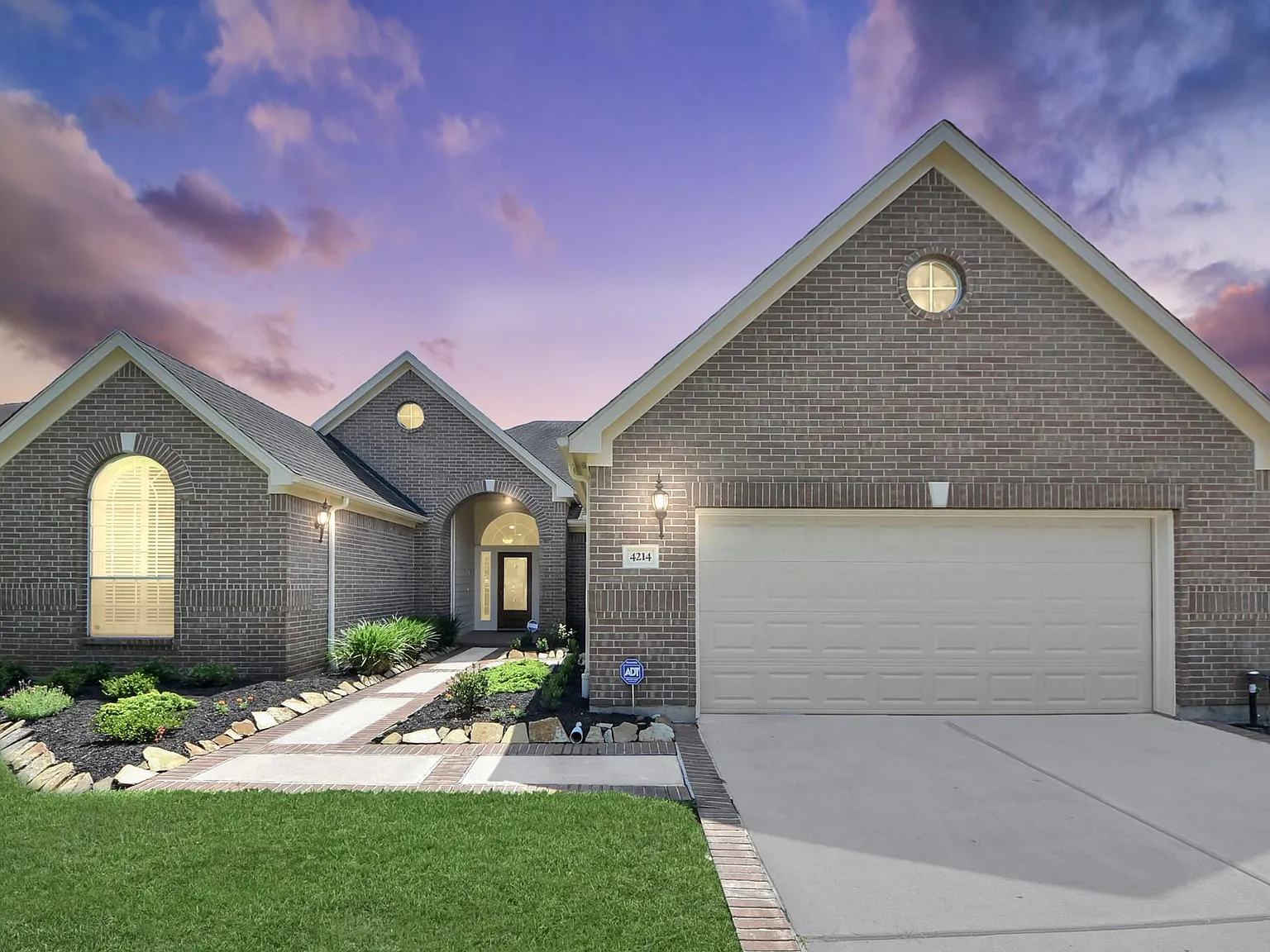3 bed, 2.0 bath, 2208 sqft, $2,600 — Photo 2