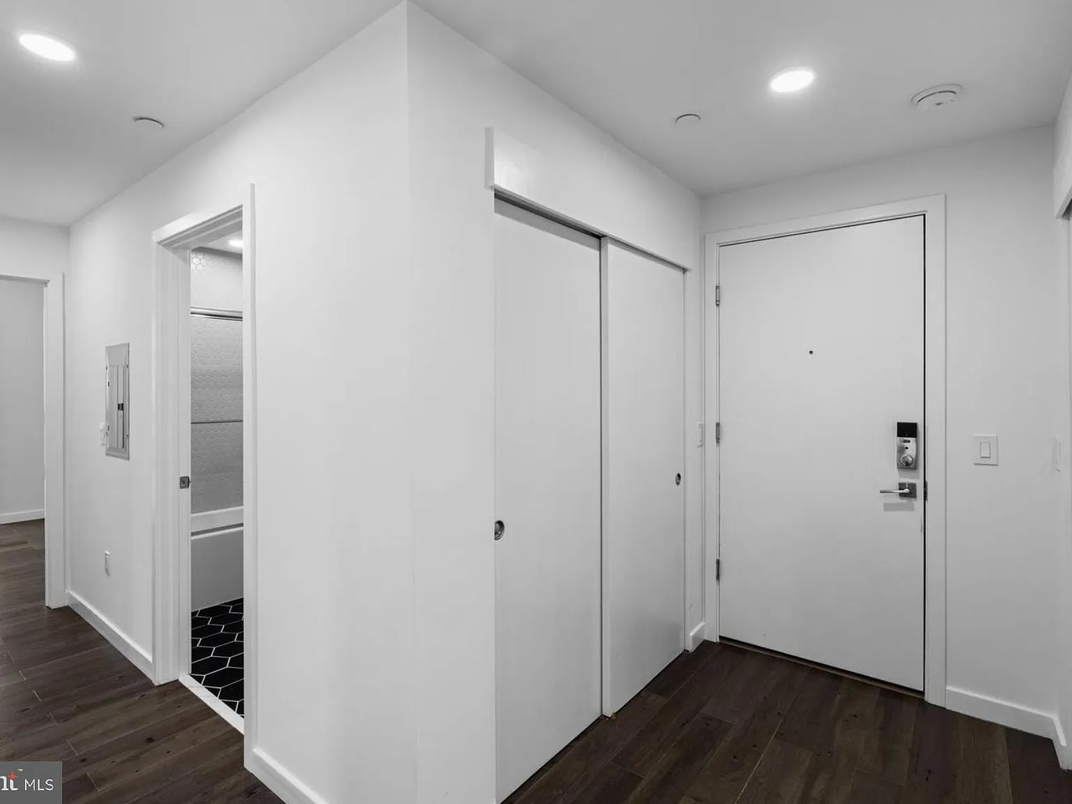 2 bed, 2.0 bath, 1296 sqft, $2,200 — Photo 3