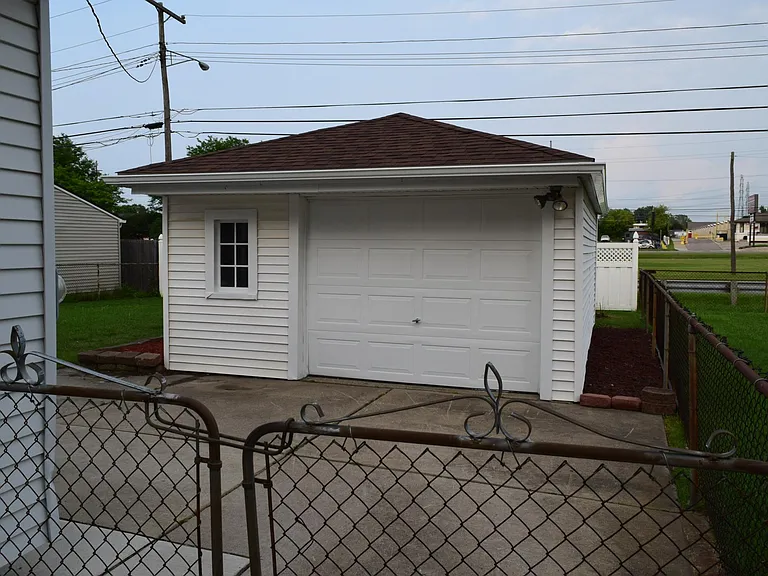 2459 Medford St — Photo 4