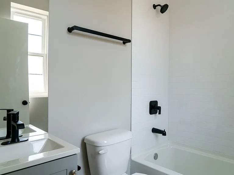 3051 W Leland Ave — Photo 7