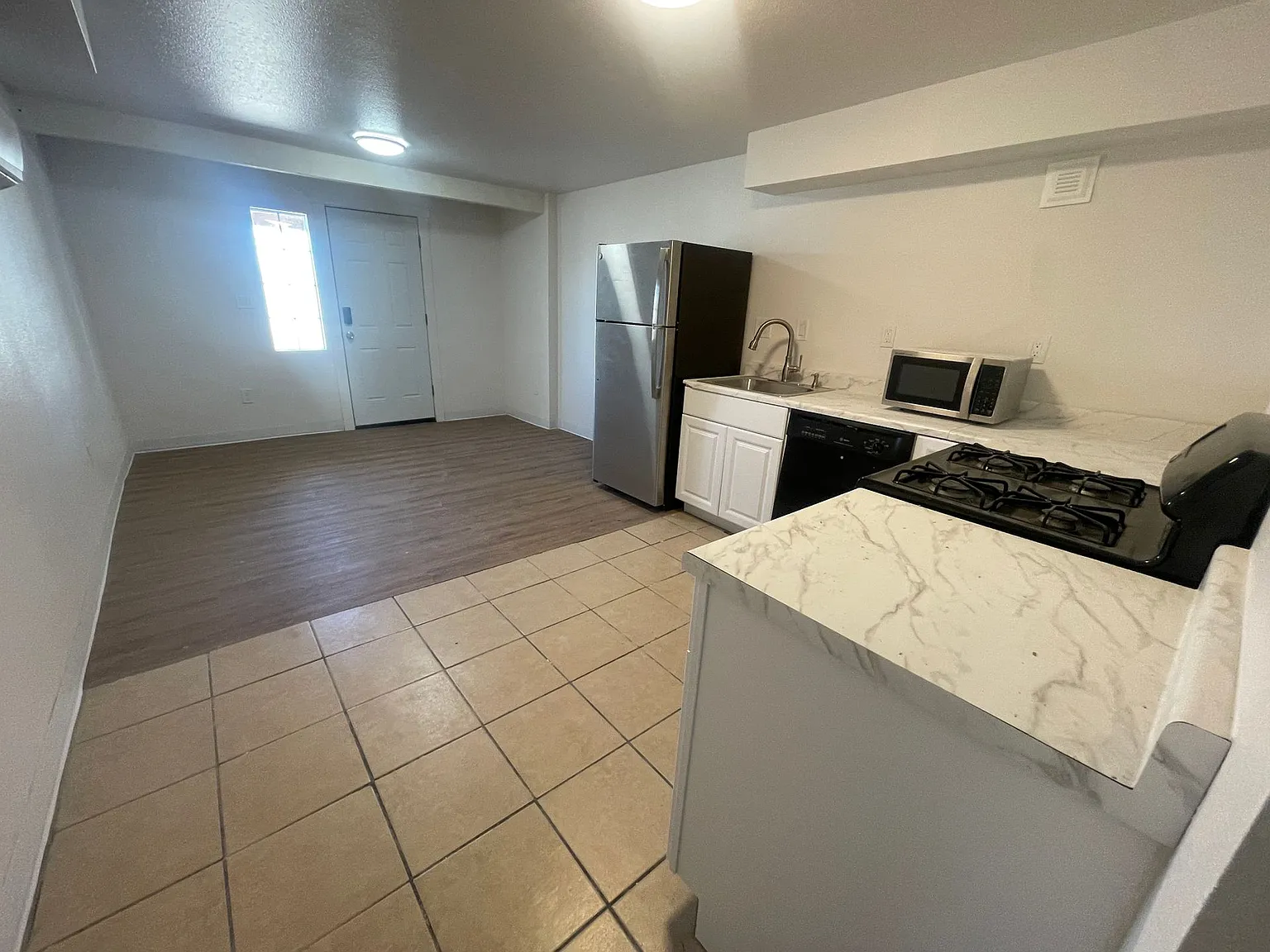Great 2 bedroom Apartment with Garage! — Photo 4