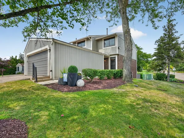 1060 Bristol Ct, Northville, MI 48167