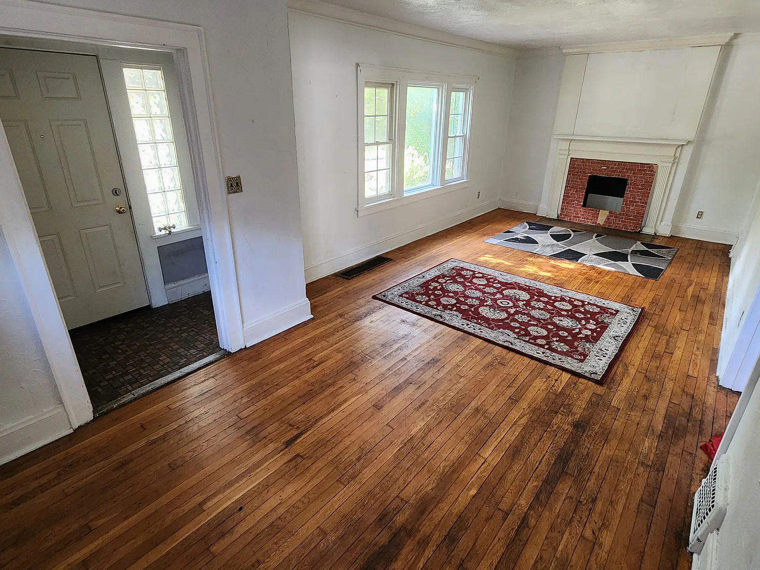 6 bed, 1.5 bath, 2000 sqft, $2,800 — Photo 2