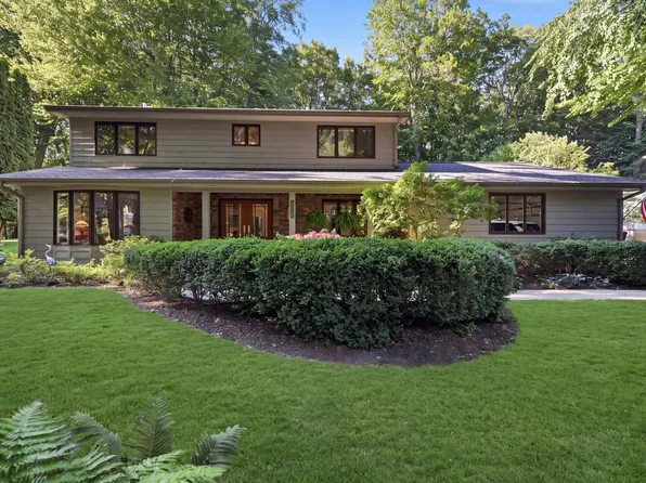 17565 Beech Hill Dr, Grand Haven, MI 49417