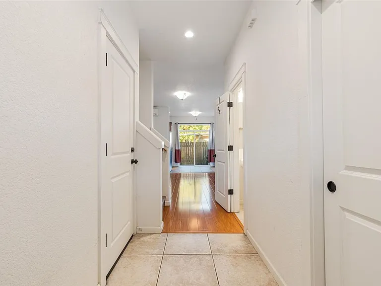 14414 E Burnside St — Photo 3