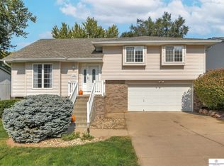 3742 Falcon Dr, Bellevue, NE 68123