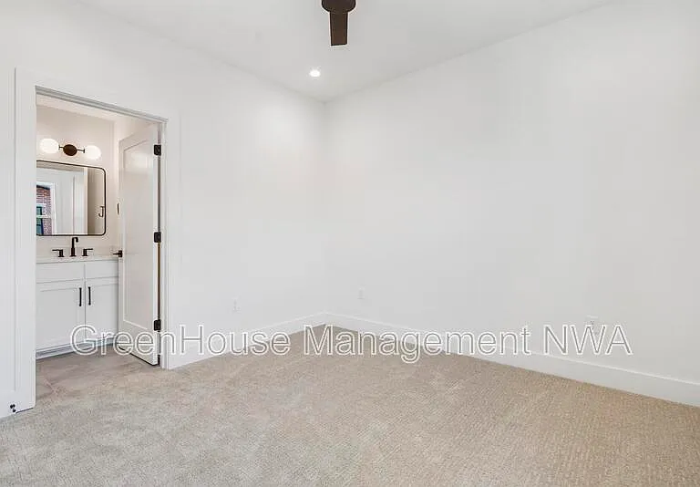 627 SW C St — Photo 12