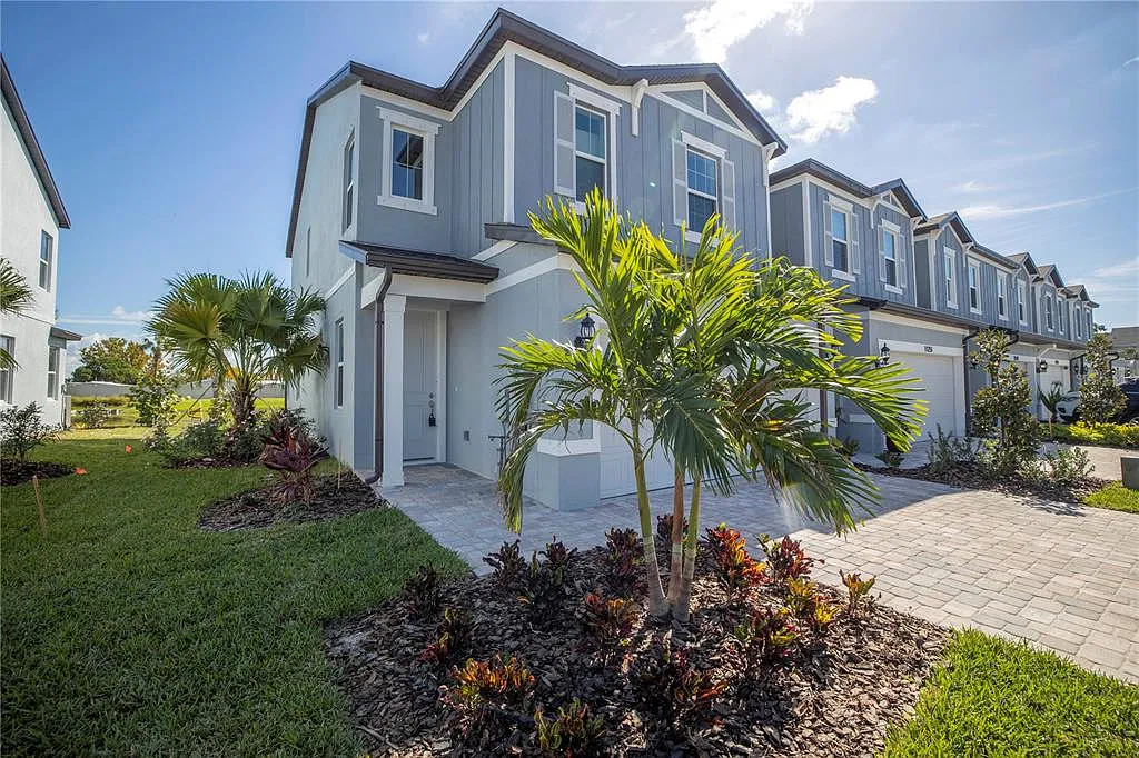 3 bed, 2.5 bath, 2010 sqft, $3,800 — Photo 2