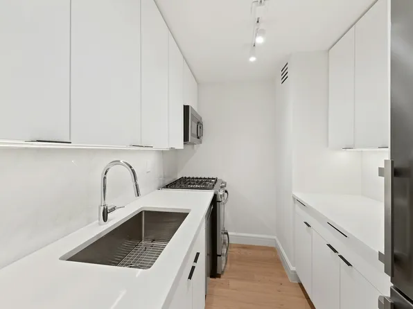 205 West End Avenue 27E image 3 of 11