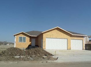 3940 Crest Cl, Bismarck, ND 58503