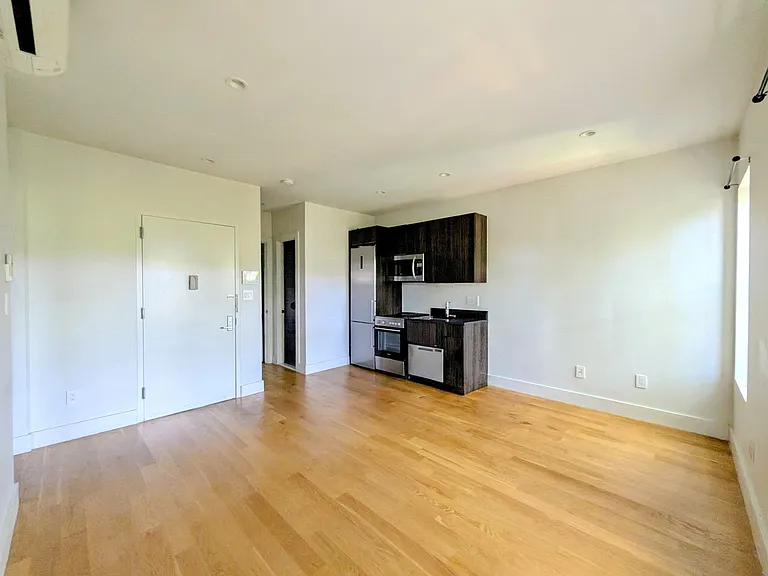 738 E 6th St #5C — Photo 3