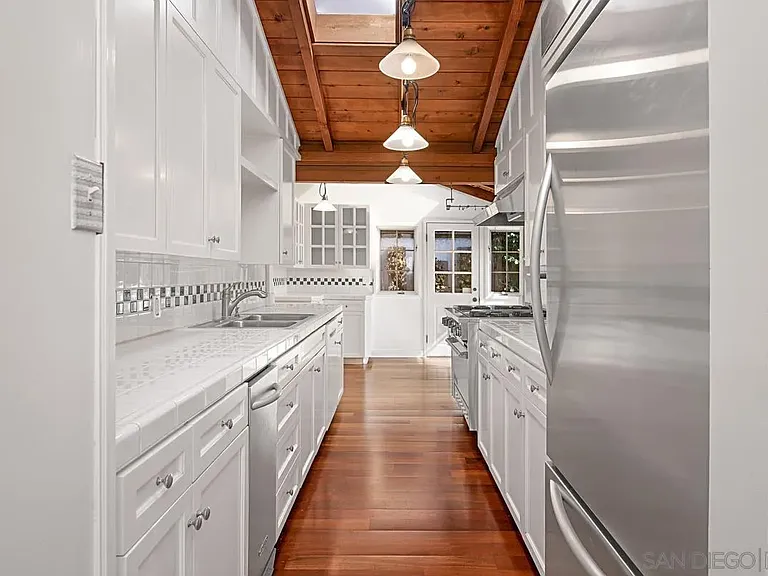 573 Amphitheatre Dr — Photo 10