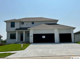 5501 Arrowhead Ln, Papillion, NE 68133