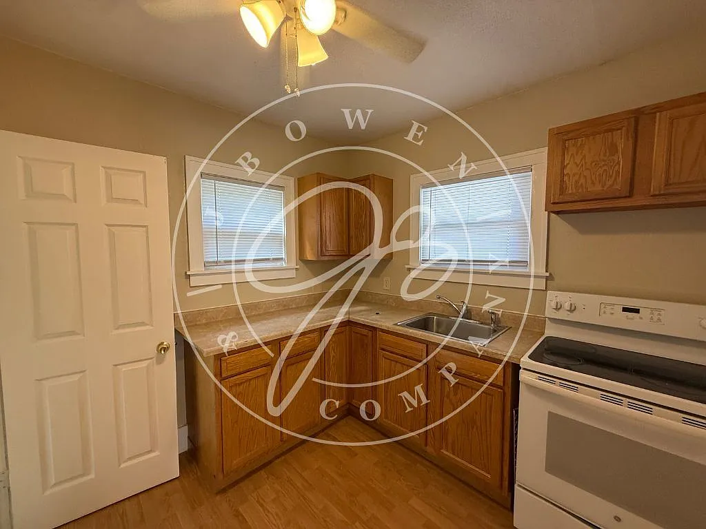 2 bed, 1.5 bath, 712 sqft, $1,100 — Photo 2